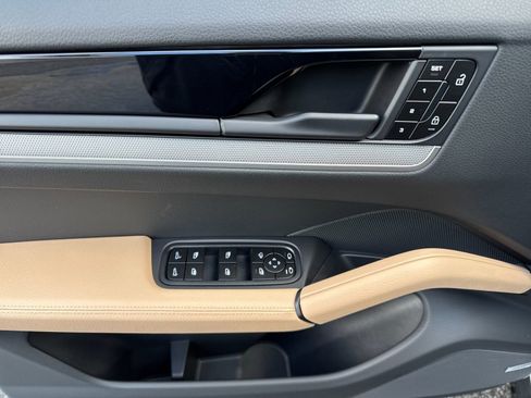 Certified 2025 Porsche Cayenne image 12