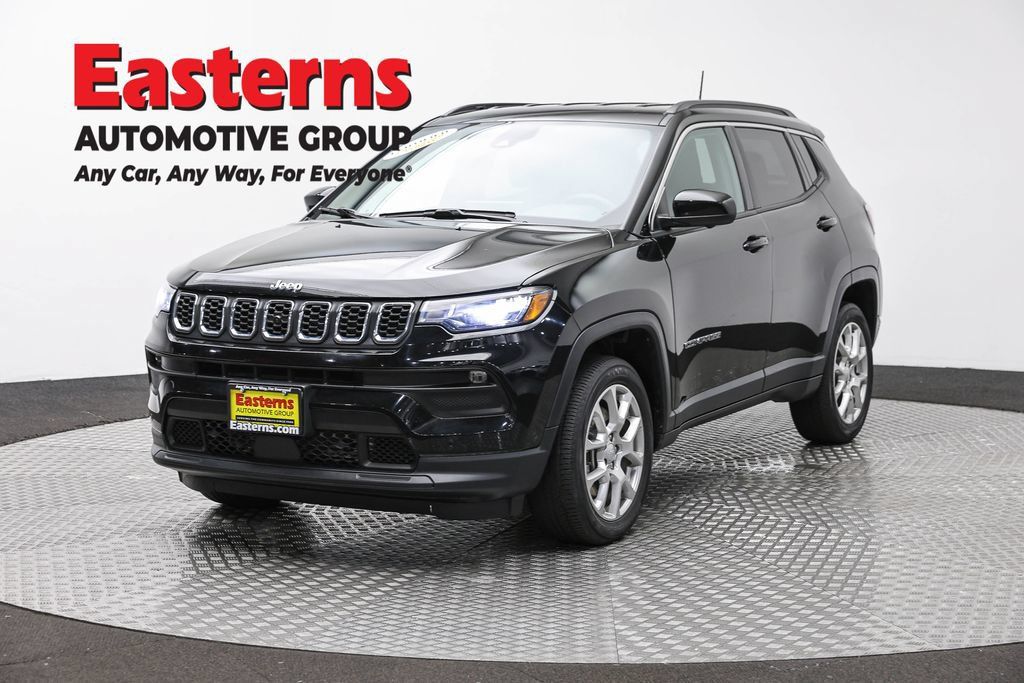 Used 2024 Jeep Compass Latitude AWD/4WD image 1