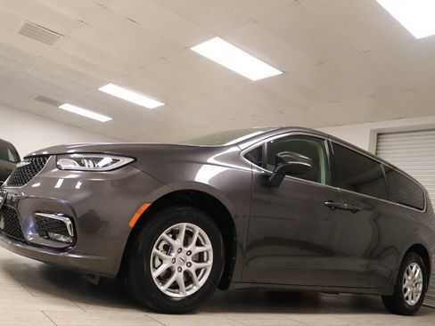 Used 2023 Chrysler Pacifica Touring-L image 11