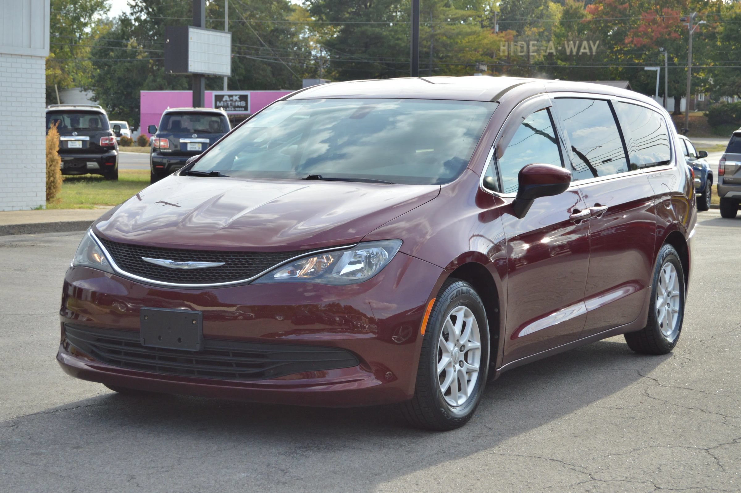 Used 2017 Chrysler Pacifica Touring FWD image 1
