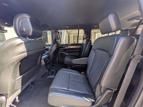 Used 2025 Jeep Wagoneer L Series II image 12