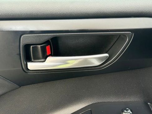 Used 2021 Toyota Highlander XLE image 32