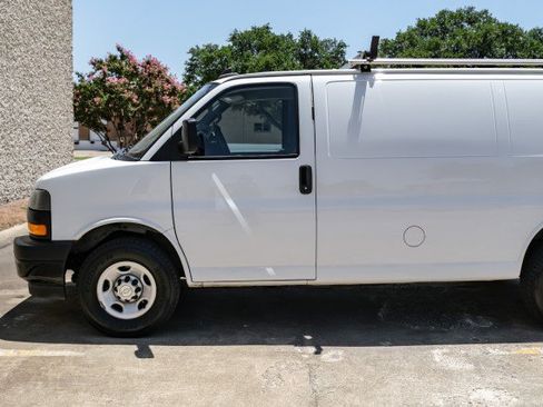 Used 2021 Chevrolet Express 2500 w/ Enhanced Convenience Package RWD image 12