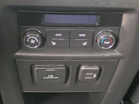 Used 2023 Chevrolet Traverse Premier FWD image 12