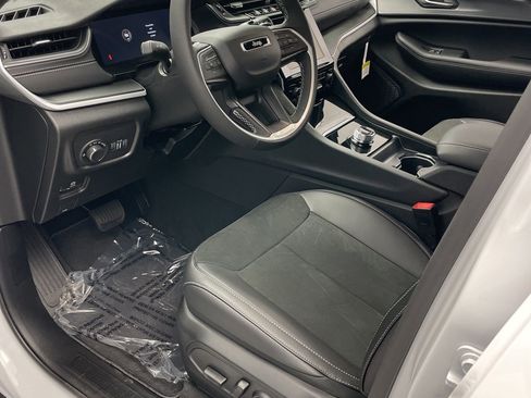 New 2025 Jeep Grand Cherokee L Altitude image 10