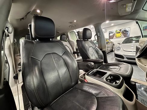 Used 2020 Chrysler Pacifica Touring-L Plus FWD image 20