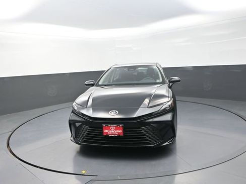 Used 2025 Toyota Camry LE image 33