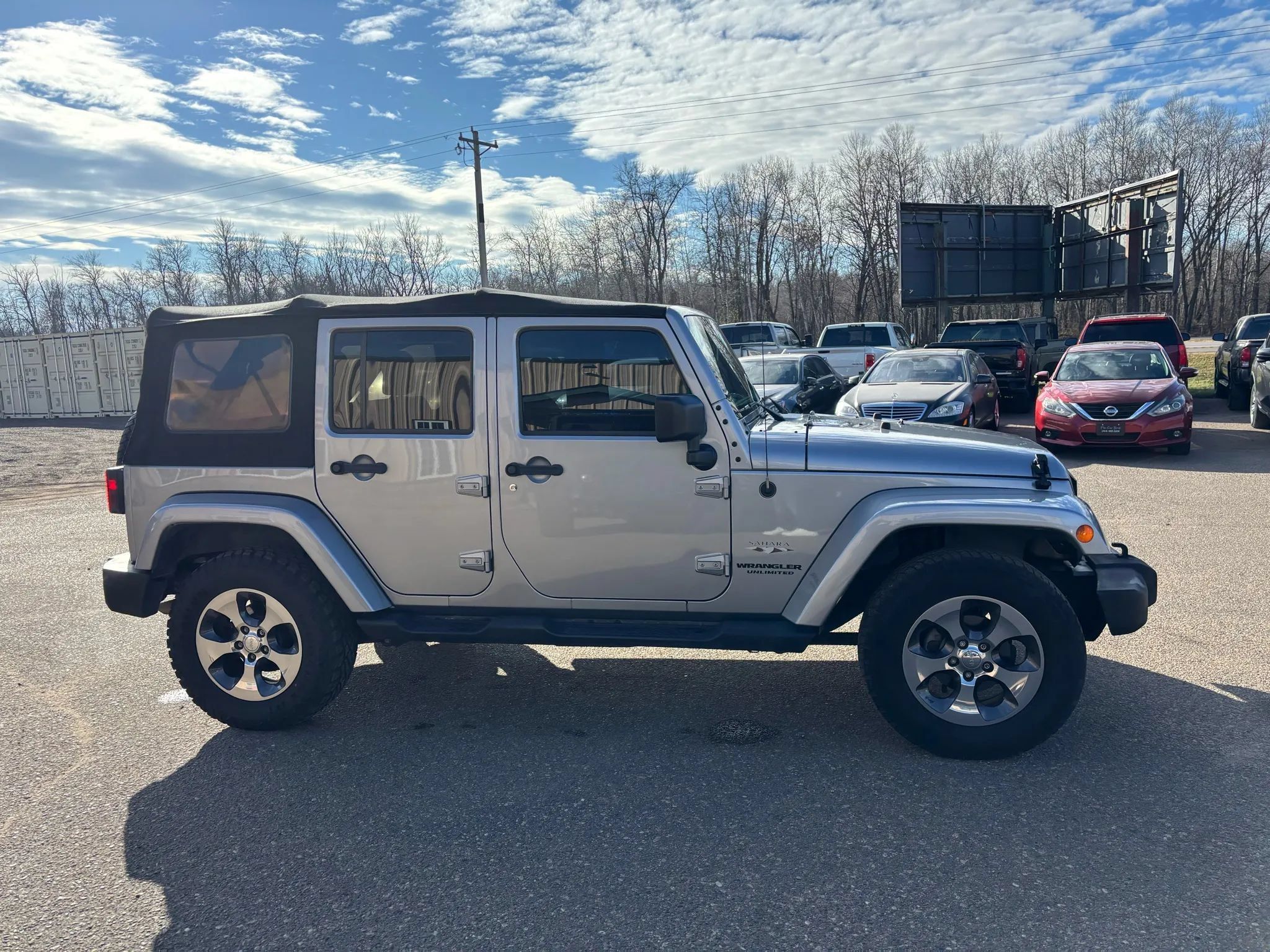 Used 2017 Jeep Wrangler Unlimited Sahara w/ Connectivity Group AWD/4WD image 4