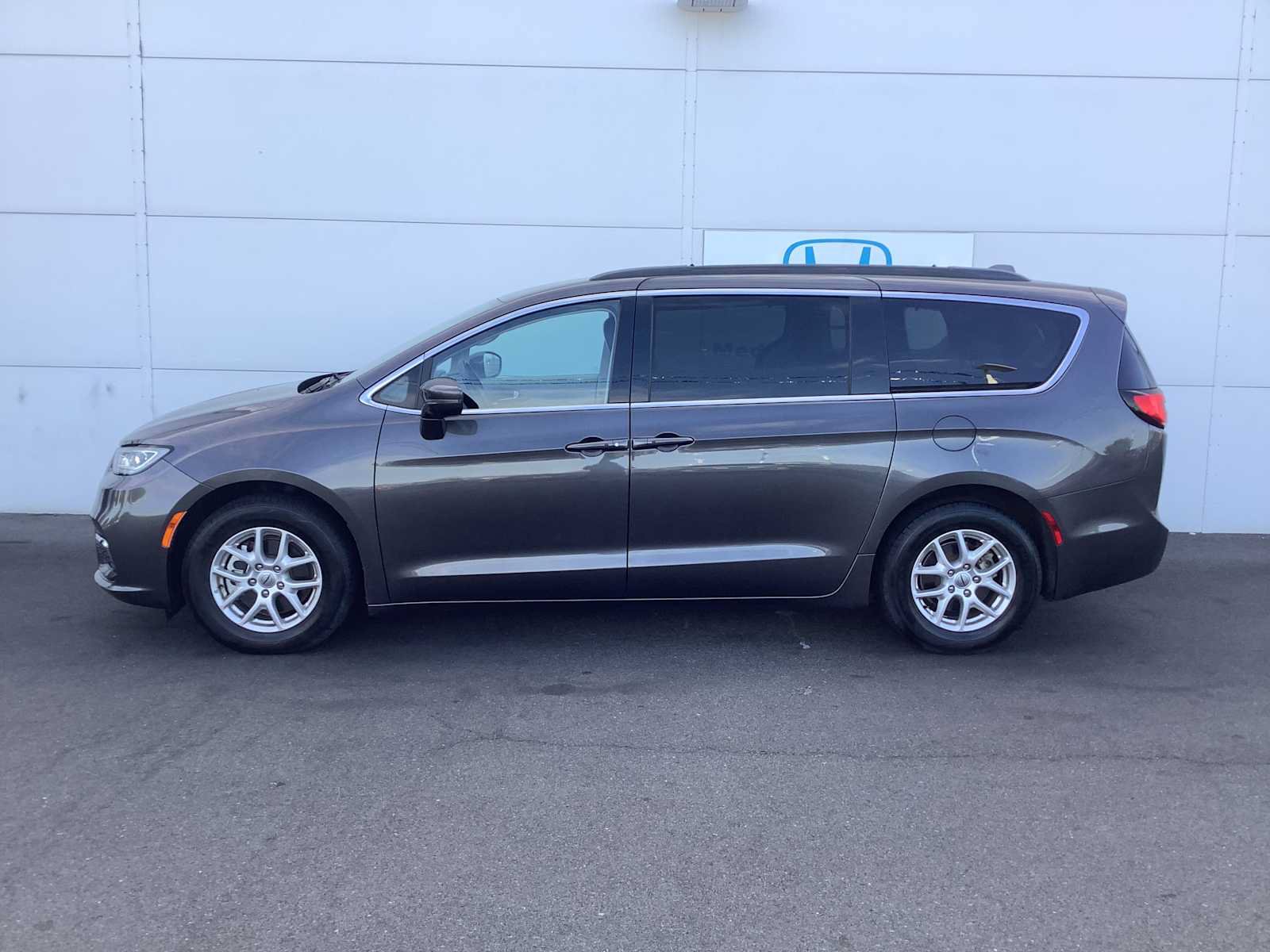 Used 2022 Chrysler Pacifica Touring-L FWD image 3