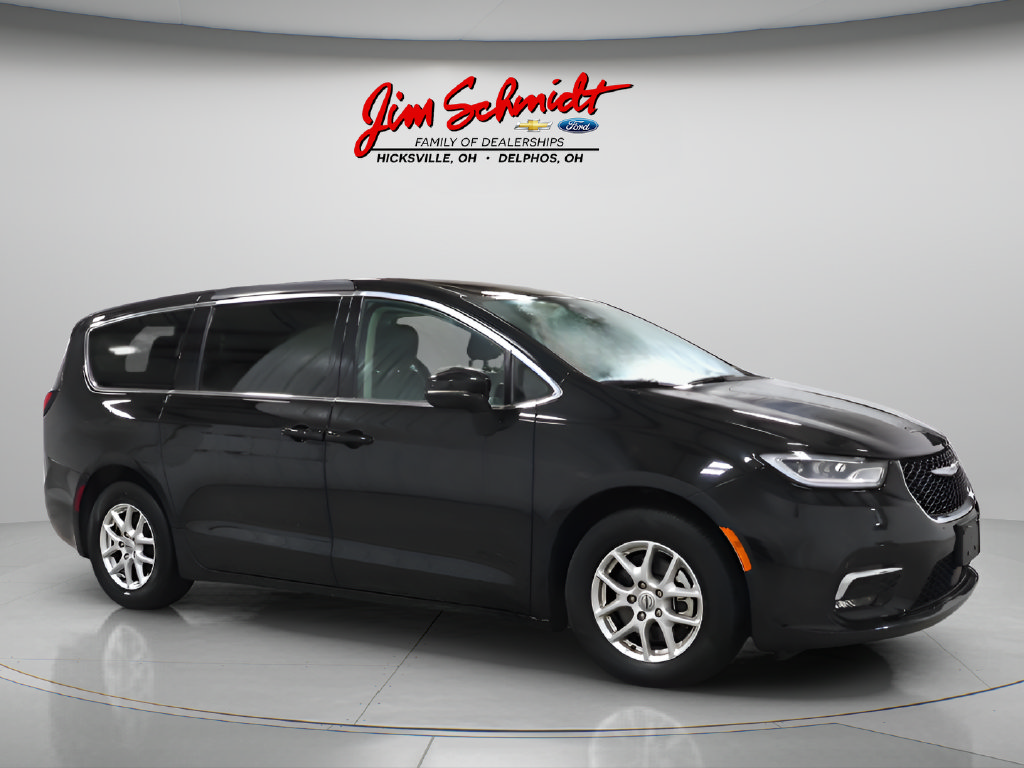 Used 2024 Chrysler Pacifica Touring-L FWD image 1