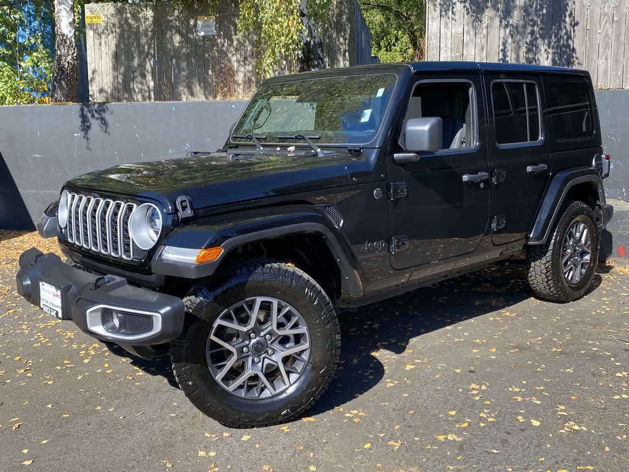 Used 2025 Jeep Wrangler Unlimited Sahara AWD/4WD image 1