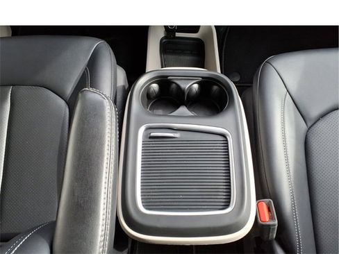 Used 2024 Chrysler Pacifica Touring-L image 23