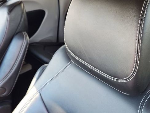 Used 2024 Chrysler Pacifica Touring-L image 15