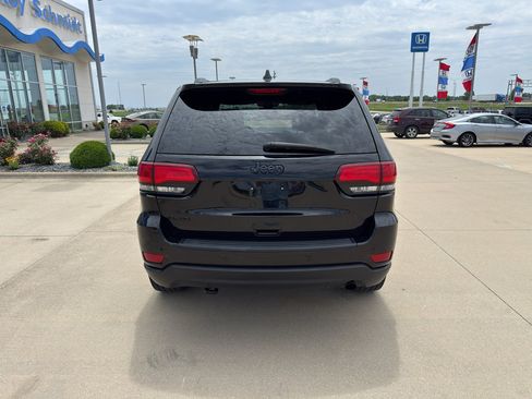 Used 2018 Jeep Grand Cherokee Laredo AWD/4WD image 6