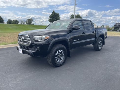 Used 2016 Toyota Tacoma TRD Off-Road AWD/4WD image 1