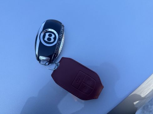 Used 2022 Bentley Flying Spur Plug-In Hybrid image 29