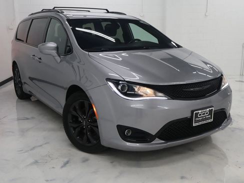 Used 2018 Chrysler Pacifica Touring-L w/ Premium Audio Group image 2