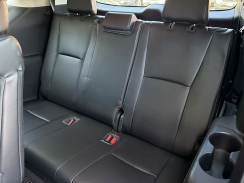 Used 2020 Toyota Highlander XLE AWD/4WD image 17