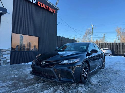 Used 2021 Toyota Camry SE image 1