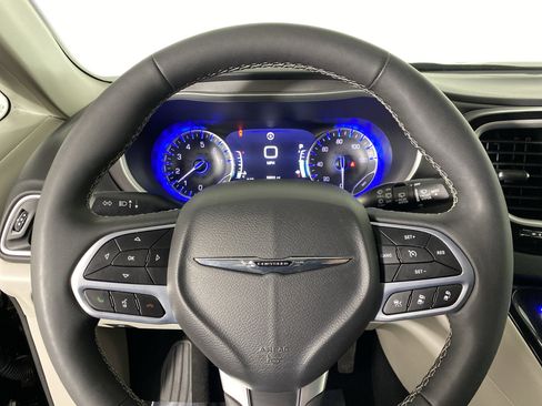 Used 2024 Chrysler Pacifica Touring-L image 20