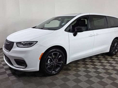 New 2026 Chrysler Pacifica Select FWD image 3