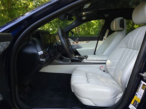 Used 2023 BMW i7 xDrive60 AWD/4WD image 12