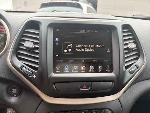 Used 2015 Jeep Cherokee Latitude w/ Comfort/Convenience Group AWD/4WD image 24