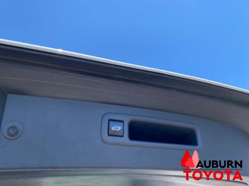 Used 2022 Toyota Highlander XLE AWD/4WD image 13