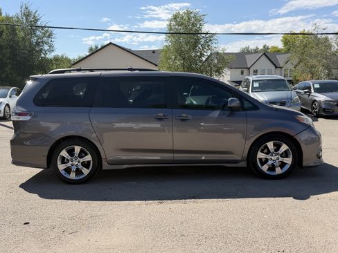 Used 2011 Toyota Sienna SE w/ Preferred Pkg FWD image 7