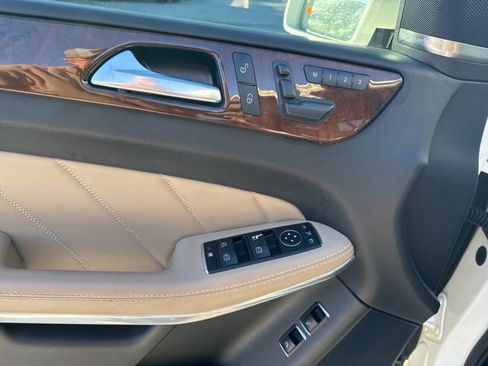 Used 2015 Mercedes-Benz GL 550 4MATIC image 30