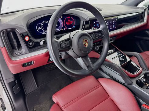 Certified 2024 Porsche Cayenne AWD/4WD image 4