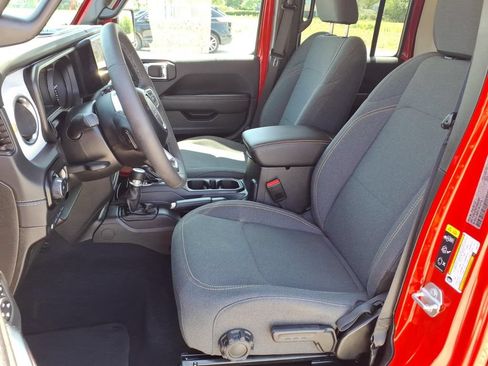 Used 2025 Jeep Wrangler Unlimited Sahara AWD/4WD image 3