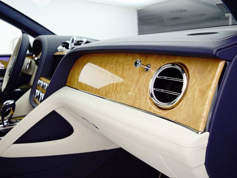 New 2025 Bentley Bentayga Plug-In Hybrid image 33