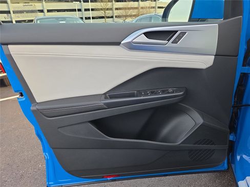 New 2026 Volkswagen Taos SE image 10