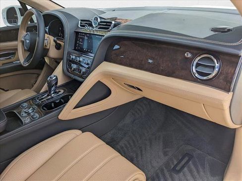 Used 2023 Bentley Bentayga image 22
