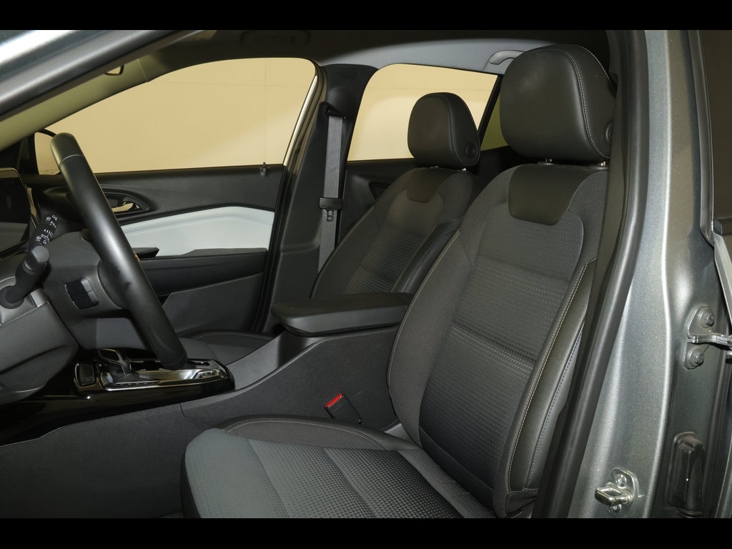 Used 2025 Chevrolet Trax LT w/ Driver Confidence Package FWD image 21