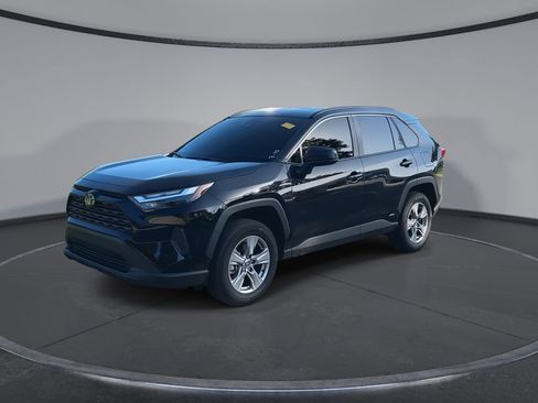 Certified 2025 Toyota RAV4 LE AWD/4WD image 4