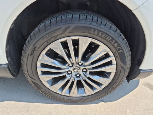 Used 2021 Toyota Venza XLE w/ Softex Package AWD/4WD image 13