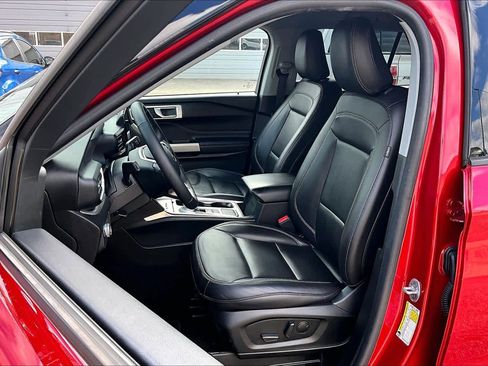 Certified 2022 Ford Explorer XLT w/ Equipment Group 202A image 8