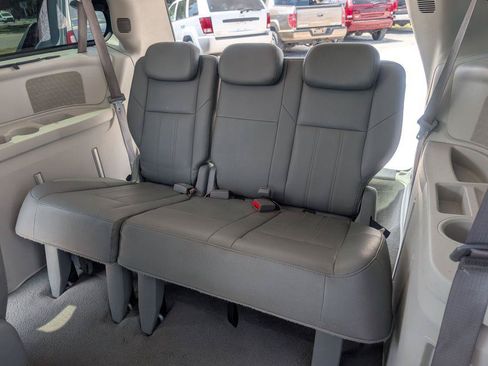 Used 2008 Chrysler Town & Country Touring FWD image 11