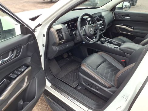 Used 2023 Nissan Pathfinder Platinum w/ Lighting Package (N93) AWD/4WD image 10