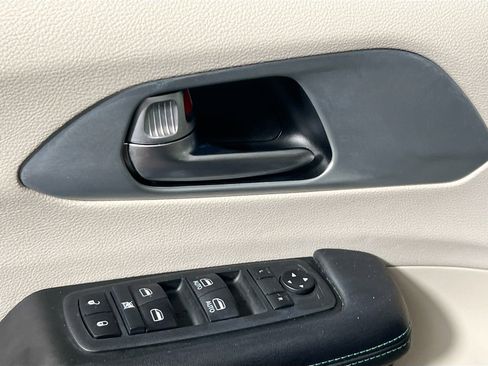 Used 2020 Chrysler Pacifica Touring-L w/ Premium Audio Group image 16