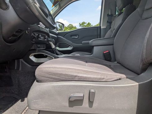 Used 2022 Nissan Frontier SV AWD/4WD image 11