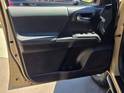 Used 2017 Toyota Tacoma TRD Sport w/ Tow Package image 28