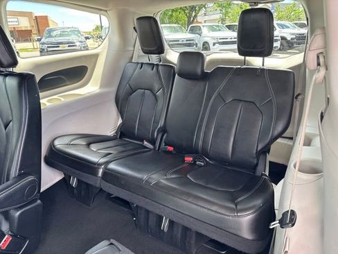 Used 2024 Chrysler Pacifica Touring-L FWD image 15
