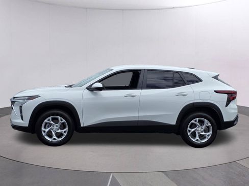Used 2026 Chevrolet Trax LS w/ LS Convenience Package FWD image 4