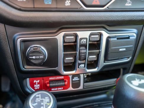 Used 2024 Jeep Wrangler Unlimited image 25