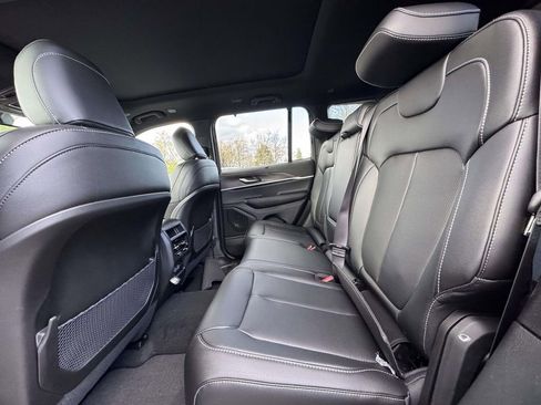 New 2025 Jeep Grand Cherokee Limited w/ Luxury Tech Group II AWD/4WD image 16
