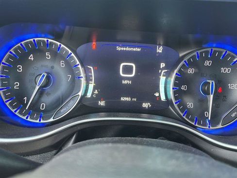 Used 2018 Chrysler Pacifica Limited w/ Tire & Wheel Group FWD image 2