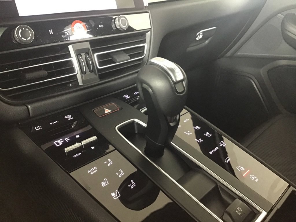 Certified 2026 Porsche Macan AWD/4WD image 38